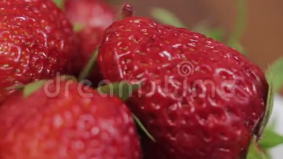碗中的草莓顶部景观白色背景隔离视频的预览图