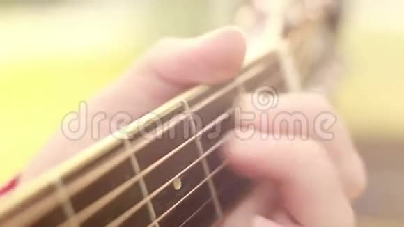 吉他上的手指视频的预览图