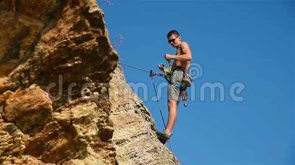 极度攀爬者挂在绳子上视频的预览图
