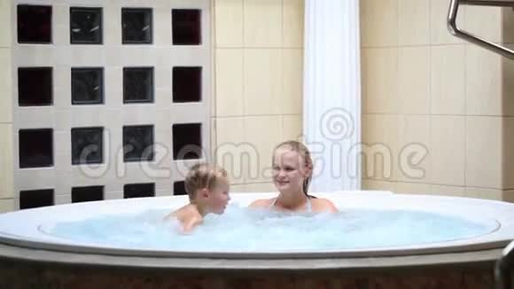 妈妈和儿子一起享受温泉浴视频的预览图