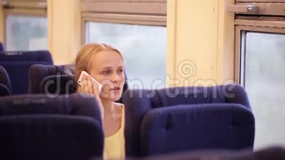 在火车上打电话的女人视频的预览图