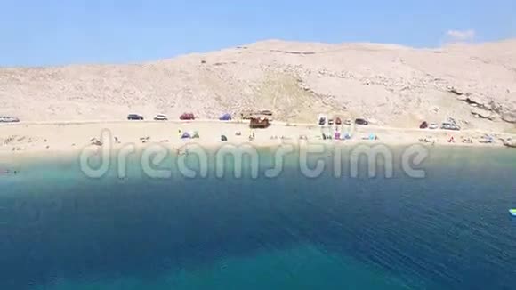 在克罗地亚Pag岛的偏僻海滩上飞过游客视频的预览图