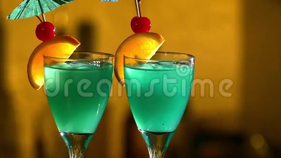 酒吧老板做蓝色鸡尾酒饮料和装饰视频的预览图