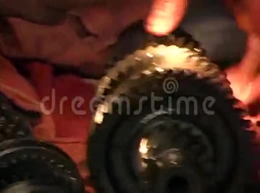 机械师检查变速器的齿轮视频的预览图