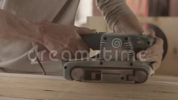 木工用砂带打磨机仔细加工木板表面视频的预览图