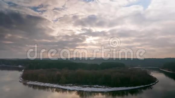 冬季河流上空部分多云天气视频的预览图