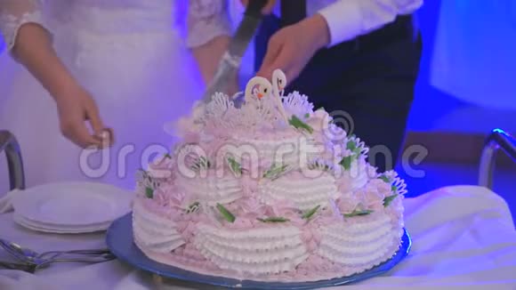 新郎新娘切结婚蛋糕特写视频的预览图