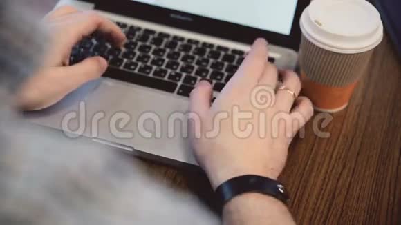 在咖啡馆工作的男性手视频的预览图