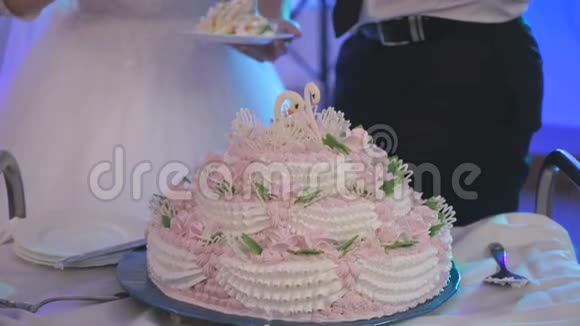 新郎新娘切结婚蛋糕特写视频的预览图