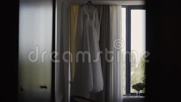 漂亮的婚纱挂在一个大吊灯里视频的预览图