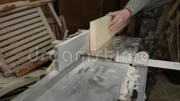 木工用电动木刨刀刨板视频的预览图