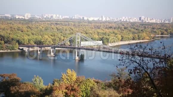 行人桥美丽的秋景视频的预览图