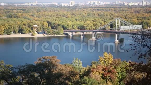 行人桥美丽的秋景视频的预览图