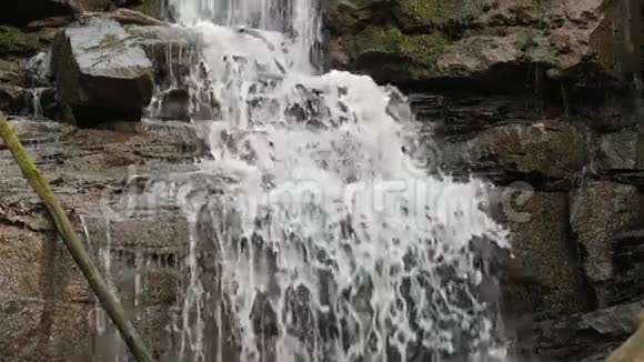 水流瀑布的慢镜头视频的预览图