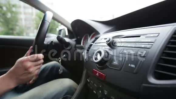 慢动作驾驶汽车的人的手视频的预览图