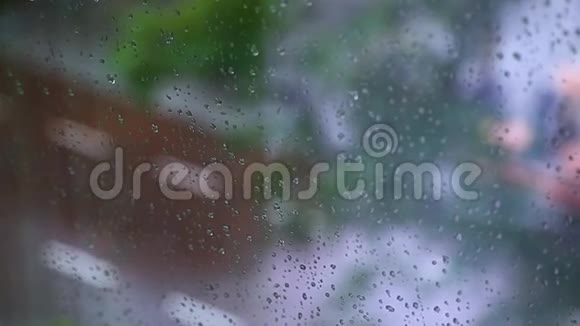 下雨的窗户表面视频的预览图