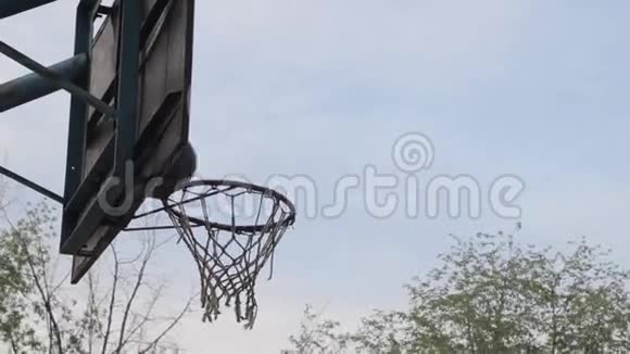 篮球球飞进擂台视频的预览图