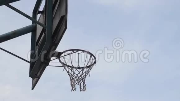篮球球飞进擂台视频的预览图