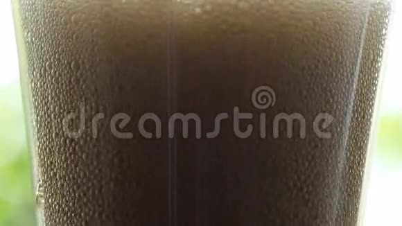 在玻璃特写镜头里喝可乐视频的预览图