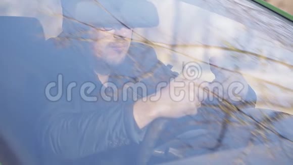 私家侦探坐在车里用数码相机拍照视频的预览图