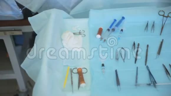 手术室桌子上的手术工具视频的预览图