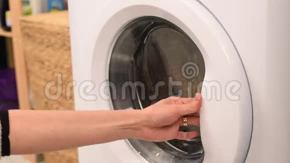 女士手携式洗衣机视频的预览图