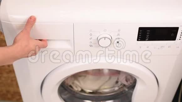 女子手提洗涤机洗涤剂灌装视频的预览图