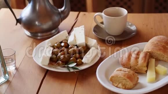 传统克里特早餐面包奶酪和咖啡视频的预览图