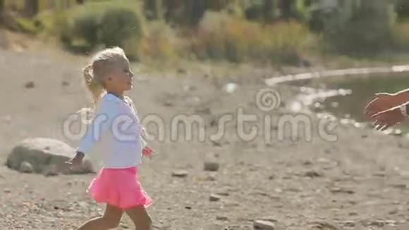 一个金发小女孩朝父亲跑去视频的预览图