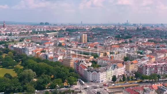 奥地利维也纳2019年6月鸟瞰Schonbrunn宫前住宅旅游景点视频的预览图