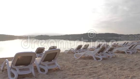 海滩日出有日光浴视频的预览图
