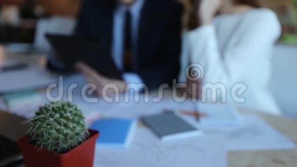 办公室里有平板电脑的贴身商人和女商人视频的预览图