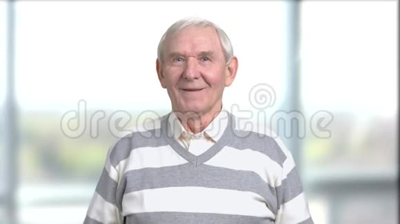 快乐兴奋的老人模糊的背景视频的预览图