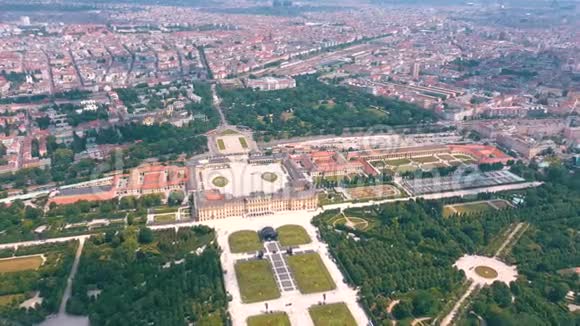 奥地利维也纳2019年6月鸟瞰Schonbrunn宫前住宅旅游景点视频的预览图