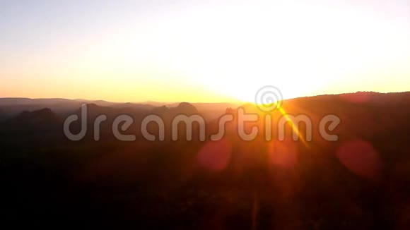 在岩石帝国公园黎明前的粉红时刻砂岩山峰由雾蓝色或粉红色增加时间流逝视频的预览图