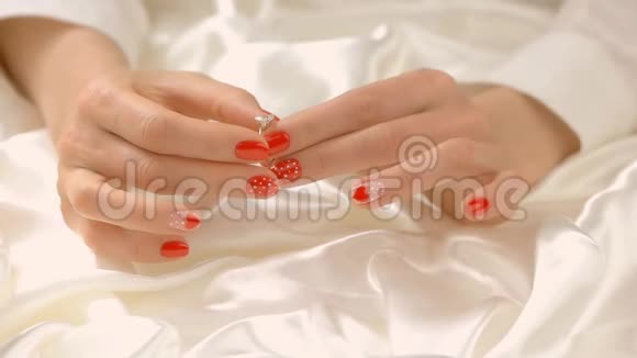 女人的手在无名指上戴上戒指视频的预览图