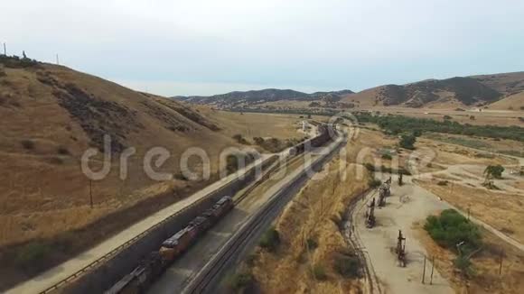 空中视频油田和火车站视频的预览图