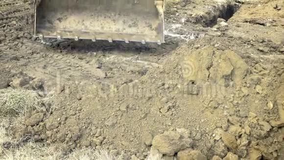 洞的挖掘黄色挖掘机在建筑上工作施工机械地面工程视频的预览图