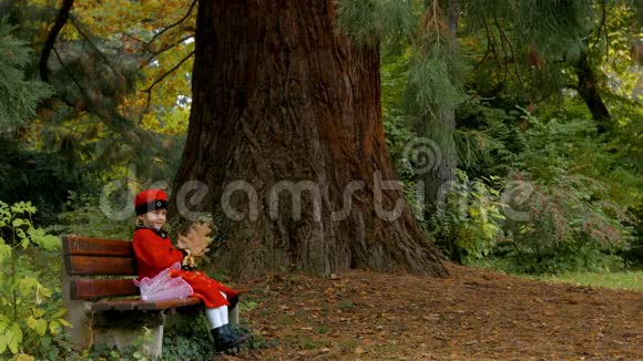 带着雨伞的小女孩在古老的自然公园视频的预览图