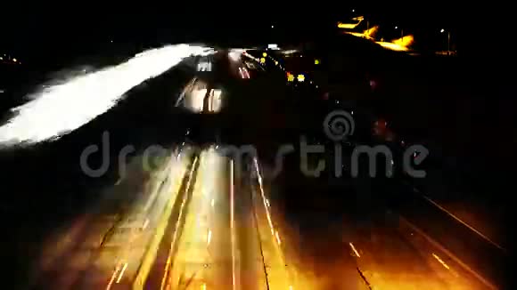 在高速公路上的深夜时段视频的预览图