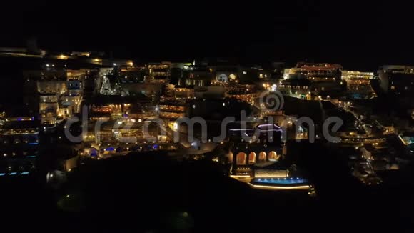 晚上鸟瞰著名的希腊度假胜地蒂拉视频的预览图