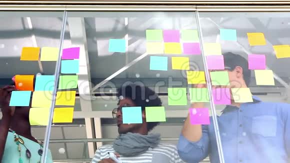 企业员工互动集思广益视频的预览图