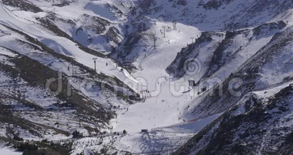 西班牙日间滑雪和滑雪场内华达山脉4k全景视频的预览图