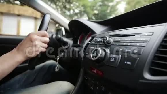 慢动作驾驶汽车的人的手视频的预览图