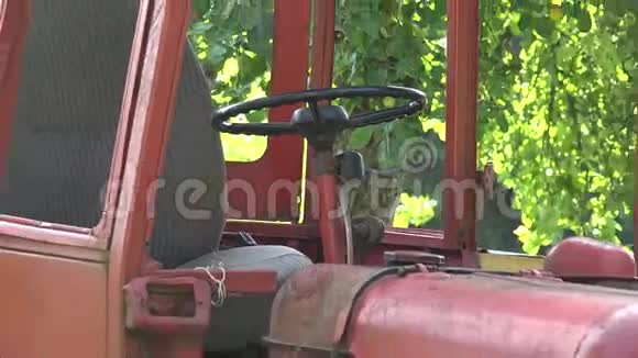 两辆复古农业拖拉机在旧农场和阳光下4K视频的预览图