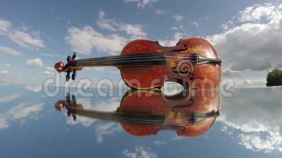 古老的小提琴乐器在镜子和云彩上艺术概念延时4K视频的预览图