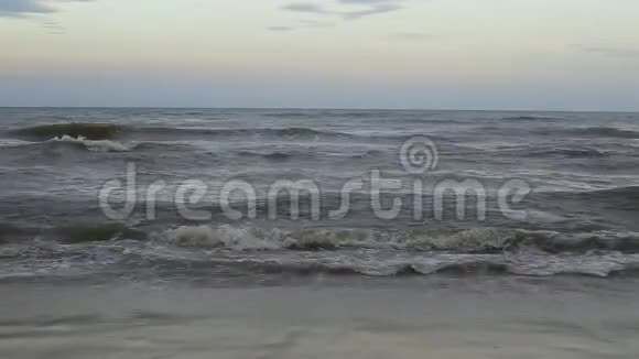 海滩阳光明媚的一天空蓝海夏日天空水上旅游假期视频的预览图