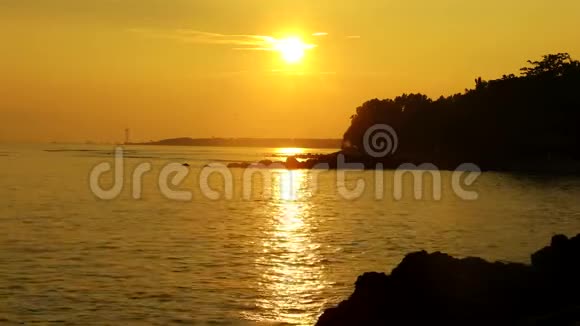 日落时分的金色天空在海滩上视频的预览图