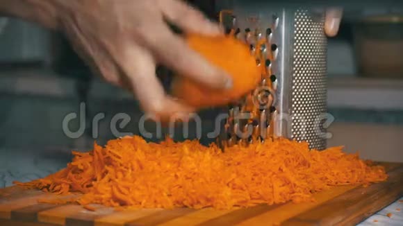 切割胡萝卜磨床视频的预览图