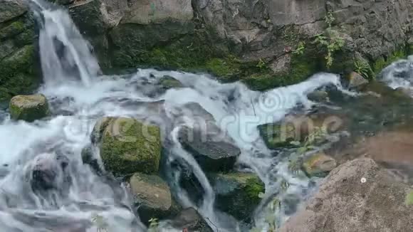 小瀑布的特写镜头视频的预览图